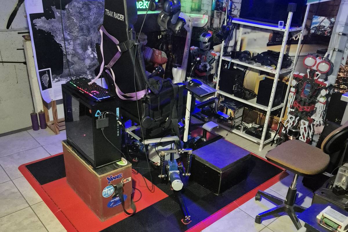 Le simulateur de vol hélicoptère HélicoSimu installé dans l’atelier de Versonnex, plateforme 3 axes sur son plateau