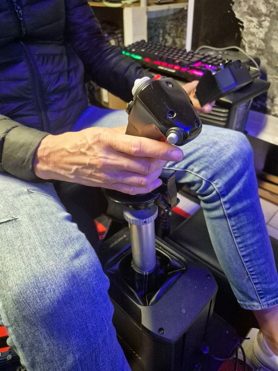 Main du pilote sur le cyclique à retour de force MOZA du simulateur de vol hélicoptère HélicoSimu